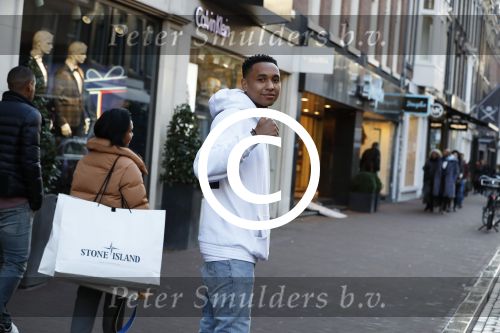 Amsterdam 11 november 2017
Kenny Tete met zijn nieuwe porsche panamera op de pc hooftstraat