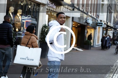 Amsterdam 11 november 2017
Kenny Tete met zijn nieuwe porsche panamera op de pc hooftstraat