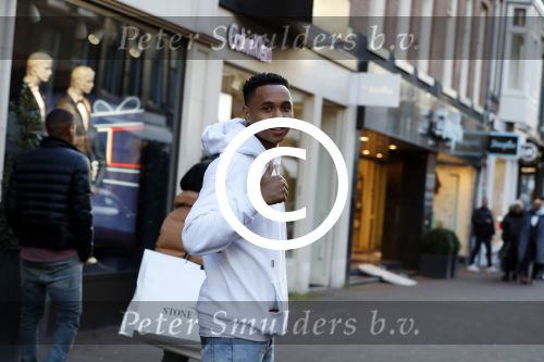 Amsterdam 11 november 2017
Kenny Tete met zijn nieuwe porsche panamera op de pc hooftstraat