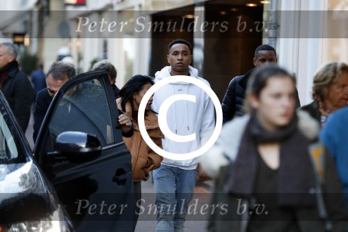 Amsterdam 11 november 2017
Kenny Tete met zijn nieuwe porsche panamera op de pc hooftstraat