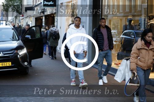 Amsterdam 11 november 2017
Kenny Tete met zijn nieuwe porsche panamera op de pc hooftstraat