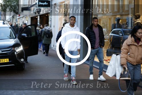 Amsterdam 11 november 2017
Kenny Tete met zijn nieuwe porsche panamera op de pc hooftstraat