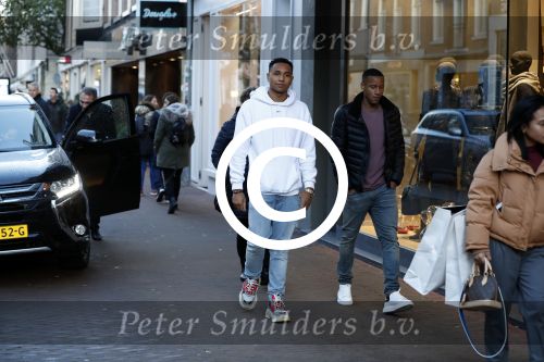 Amsterdam 11 november 2017
Kenny Tete met zijn nieuwe porsche panamera op de pc hooftstraat