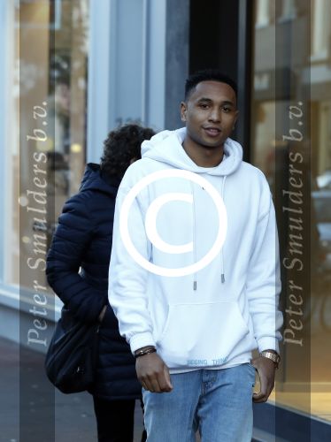 Amsterdam 11 november 2017
Kenny Tete met zijn nieuwe porsche panamera op de pc hooftstraat