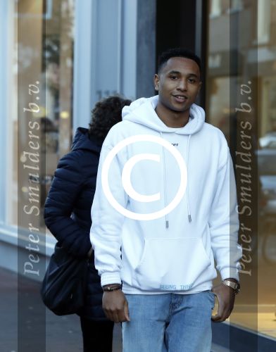 Amsterdam 11 november 2017
Kenny Tete met zijn nieuwe porsche panamera op de pc hooftstraat