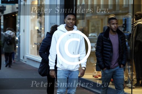 Amsterdam 11 november 2017
Kenny Tete met zijn nieuwe porsche panamera op de pc hooftstraat