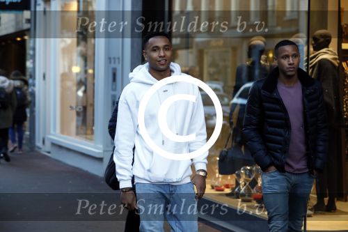 Amsterdam 11 november 2017
Kenny Tete met zijn nieuwe porsche panamera op de pc hooftstraat