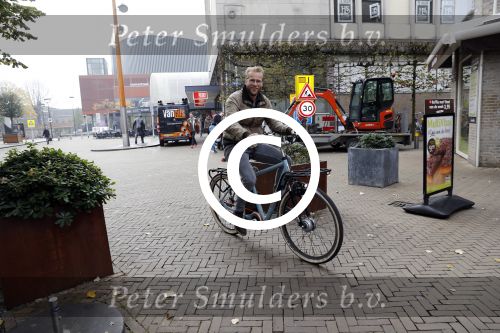 Tilburg 3 november 2017
Leo Alkemade op zijn electrische fiets in het centrum van Tilburg