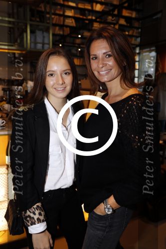 Amsterdam 24 oktober 2017
Boekpresentatie Vivian Reijs . Leontine Borsato met dochter Jada