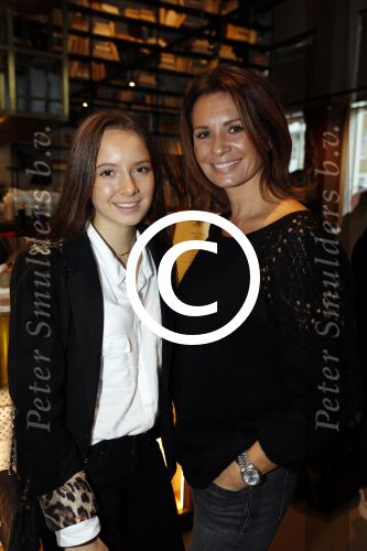 Amsterdam 24 oktober 2017
Boekpresentatie Vivian Reijs . Leontine Borsato met dochter Jada