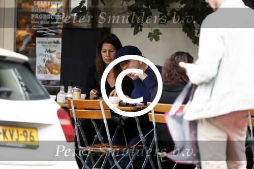 Amsterdam 13 oktober 2017 
Isa Hoes en Marc Marie Huybregts op terras
