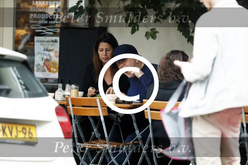 Amsterdam 13 oktober 2017 
Isa Hoes en Marc Marie Huybregts op terras
