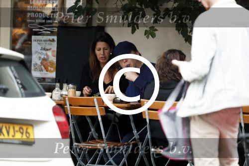 Amsterdam 13 oktober 2017 
Isa Hoes en Marc Marie Huybregts op terras