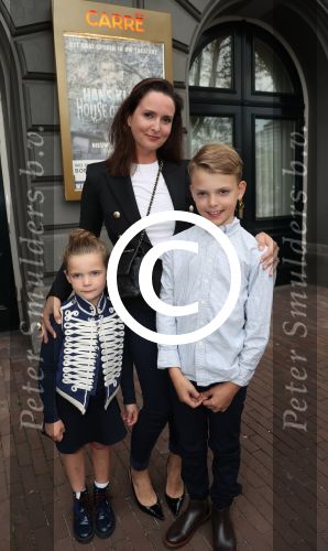 Amsterdam, 23 Augustus 2017 Premiere van Het Zwanenmeer
Marie-Claire Witlox en kinderen Valerie en Salomon