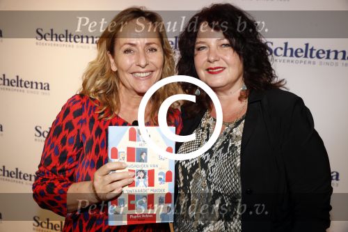 Amsterdam 16 oktober 2017
Boekpresentatie Marjolein Hurkmans . Angela Groothuizen ontvangt het eerste exemplaar.