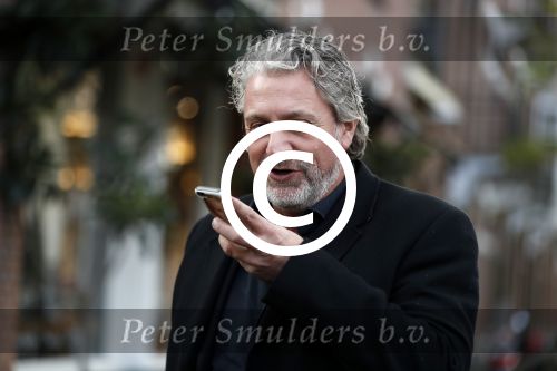 Amsterdam 6 november 2017  
Mark Teurlings bellend met zijn mobiel met daarop foto van zijn dochter