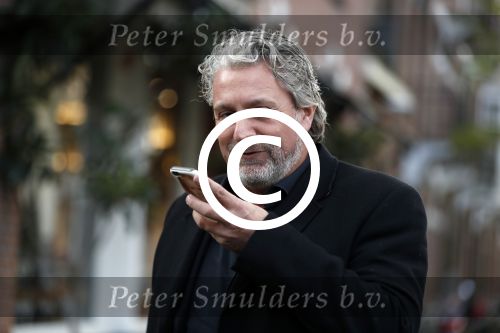 Amsterdam 6 november 2017  
Mark Teurlings bellend met zijn mobiel met daarop foto van zijn dochter