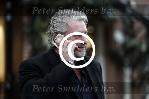 Amsterdam 6 november 2017  
Mark Teurlings bellend met zijn mobiel met daarop foto van zijn dochter