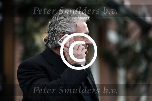Amsterdam 6 november 2017  
Mark Teurlings bellend met zijn mobiel met daarop foto van zijn dochter
