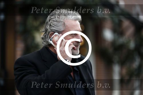 Amsterdam 6 november 2017  
Mark Teurlings bellend met zijn mobiel met daarop foto van zijn dochter