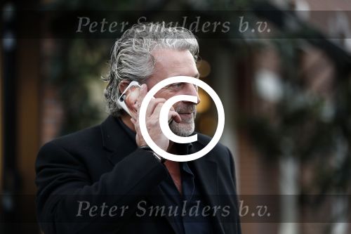 Amsterdam 6 november 2017  
Mark Teurlings bellend met zijn mobiel met daarop foto van zijn dochter
