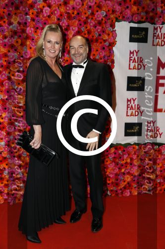 Amsterdam 6 november 2017 
Premiere my fair lady in carre. Monique Collignon met man