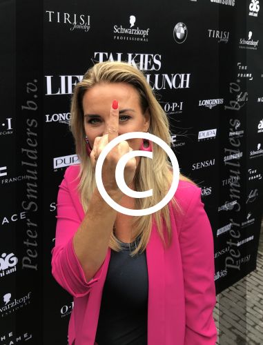 Monique Hazes met middelvinger