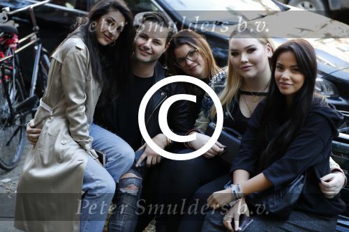 Amsterdam 7 november 2017
Fred v Leer Anna Nooshin Monica Geuze Leontine Borsato Kim Feenstra  Nikkie Tutorials Loinda Hakeboom Inge de Bruijn Quinty Trustfull op de cornelis schuytstraat.