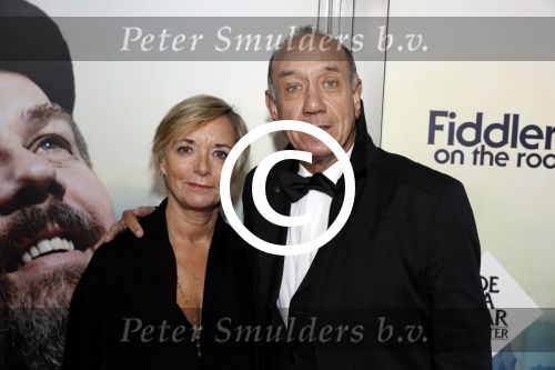 Amsterdam 5 november 2017
Premiere Fiddler on the Roof in het nieuwe de la mar theater, Peter Rï¿½mer met zijn vrouw.
Peter Romer