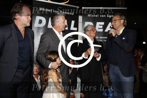Scheveningen 7 november 2017
Noekpresentatie DEAL van Rob Jansen geschreven door Michiel v Egmond. Rob Jansen overhandit eerste boek aan moeder en broer van overleden oud werknemer