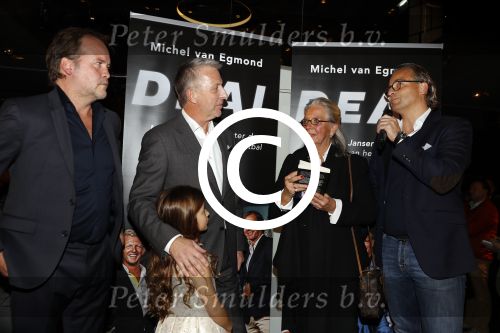 Scheveningen 7 november 2017
Noekpresentatie DEAL van Rob Jansen geschreven door Michiel v Egmond. Rob Jansen overhandit eerste boek aan moeder en broer van overleden oud werknemer