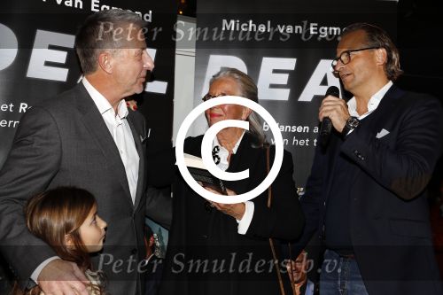 Scheveningen 7 november 2017
Noekpresentatie DEAL van Rob Jansen geschreven door Michiel v Egmond. Rob Jansen overhandit eerste boek aan moeder en broer van overleden oud werknemer