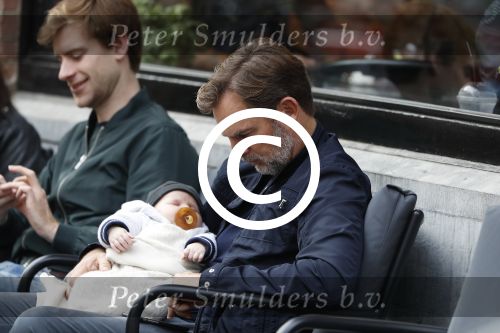 Amsterdam 14 oktober 2017 
Ronald de Boer met zijn zoontje op schoot op terras