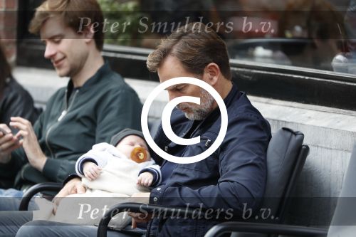 Amsterdam 14 oktober 2017 
Ronald de Boer met zijn zoontje op schoot op terras