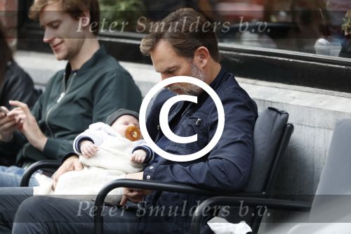 Amsterdam 14 oktober 2017 
Ronald de Boer met zijn zoontje op schoot op terras