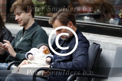 Amsterdam 14 oktober 2017 
Ronald de Boer met zijn zoontje op schoot op terras