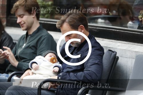 Amsterdam 14 oktober 2017 
Ronald de Boer met zijn zoontje op schoot op terras