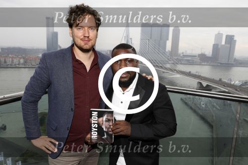 Rotterdam 3 november 2017
Boekpresentatie Royston Drenthe in Rotterdam. Royston met de schrijver van het boek Hugo Verkley