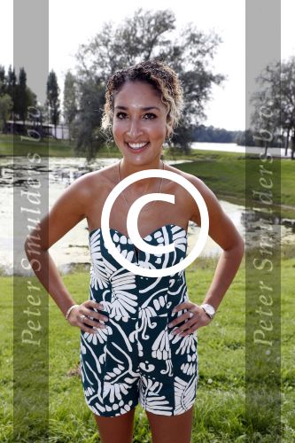 Eiland van Maurik 4 september 2017
Groepsfoto met Nicolette Kluijver en Dennis Weening met Marieke Elsinga, Anouk Hoogendijk, Roeland Fernhout, Niels Gomperts, Carolina Dijkhuizen, Henk Poort, Joelle Witschge, Richard Witschge, Shelly Sterk, Soundos El Ahmadi, Danny Froger, Kaj Gorgels, Nicole Buch en Brace. tijdens de persviewing van Expeditie Robinson 2017 op het Eiland van Maurik
