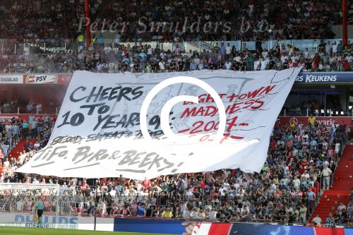 Eindhoven, 27 Augustus 2017
Supporters tribune PSV met vlaggen