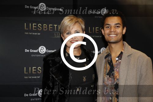 Amsterdam 2 oktober 2017
Premiere Liesbeth List de musical in Carre. Vera Mann met een kennis