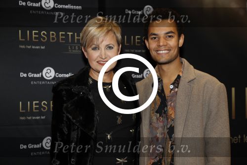 Amsterdam 2 oktober 2017
Premiere Liesbeth List de musical in Carre. Vera Mann met een kennis