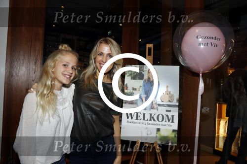 Amsterdam 24 oktober 2017
Boekpresentatie Vivian Reijs . Vivian met dochter Day Ewbank