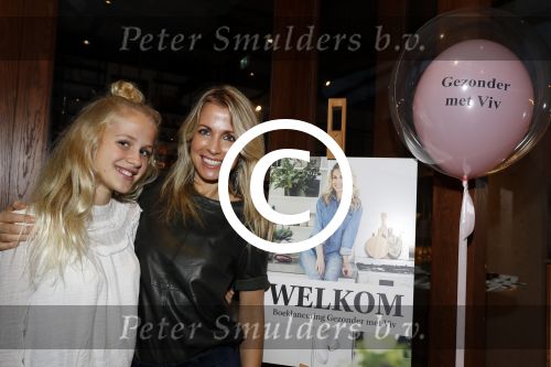 Amsterdam 24 oktober 2017
Boekpresentatie Vivian Reijs . Vivian met dochter Day Ewbank