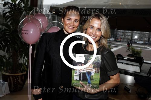 Amsterdam 24 oktober 2017
Boekpresentatie Vivian Reijs . Vivian ontvangt het eerste boek uit handen van Lieke v Lexmond