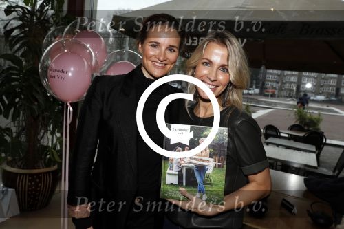Amsterdam 24 oktober 2017
Boekpresentatie Vivian Reijs . Vivian ontvangt het eerste boek uit handen van Lieke v Lexmond