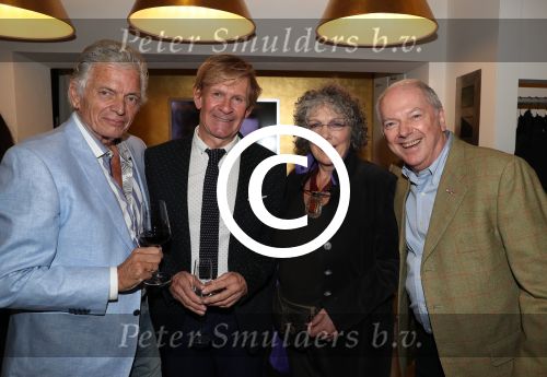 Den Bosch, 17 Oktober 2017
Veiling en tentoonstelling Kleding van Sandra Reemer bij Addy v d Krommenacker.
Willeke v Ammelrooy en Ben Cramer Ronnie Tober en Addy v d Krommenacker
