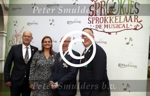 Kaatsheuvel 30 september 2017
Premiere musical in de efteling geschreven door Paul v Loon en Prinses Laurentien.
vlnr Fons Jurgens Sandra in t Groen Olaf Vugts en Jeroen Zwartjes