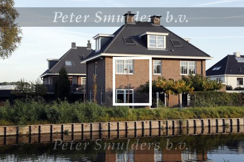 Berkel en Rodenrijs 15 oktober 2018
Monique Hazes en haar tante tillen met vrienden spullen naar hun nieuwe huis. Andre Hazes ligt ziek in bed. Vandaag gaan ze voor het eerst slapen in hun nieuwe huis aan het water.