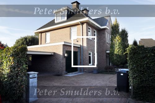 Berkel en Rodenrijs 15 oktober 2018
Monique Hazes en haar tante tillen met vrienden spullen naar hun nieuwe huis. Andre Hazes ligt ziek in bed. Vandaag gaan ze voor het eerst slapen in hun nieuwe huis aan het water.